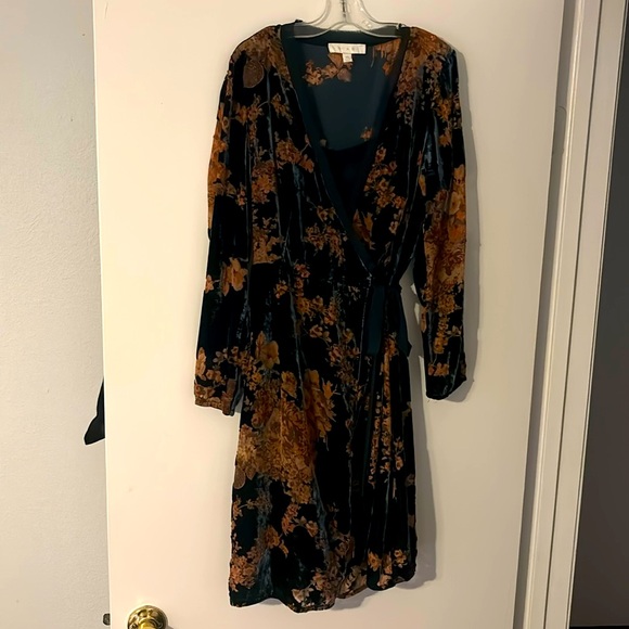 Beautiful Velvet Burn-out wrap dress - Picture 2 of 8